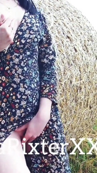 Elsarixterxxx. Un día caluroso al aire libre, una vez más estaba caminando sin bragas y decidí complacerme cerca de un pajar.