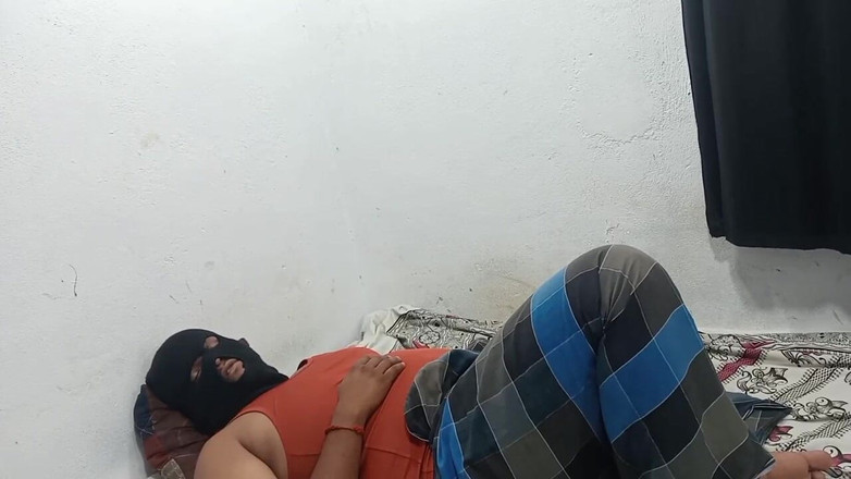 Veni: Tamilská macecha přistihla nevlastního syna při masturbaci a pomohla mu...