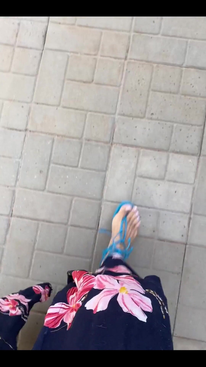 KiffaFeet: Buongiorno con le mie gambe sexy e sandali blu