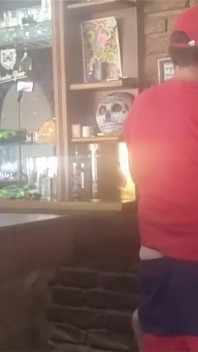 Brunetka MILF je ošukaná zezadu