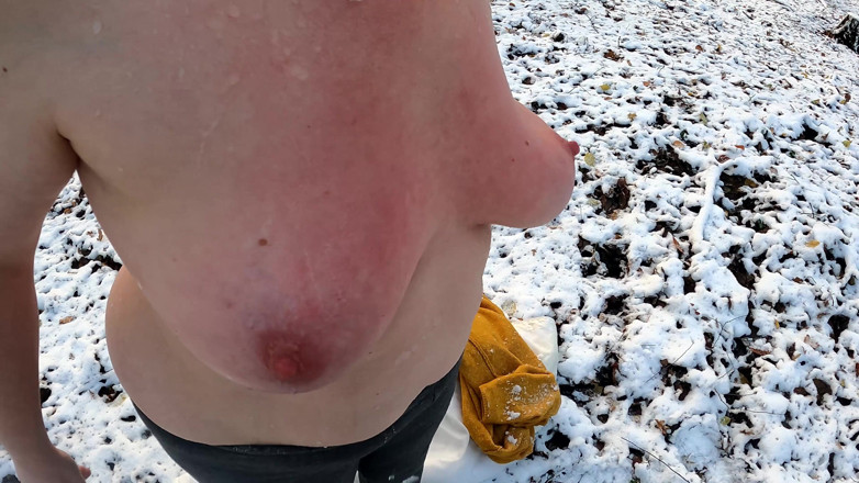 Bouncy Tits Action: Házení sněhových koulí na její nahé kozy v lese