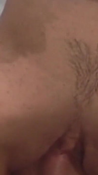 La ragazza mora viene leccata e scopata sulla panchina