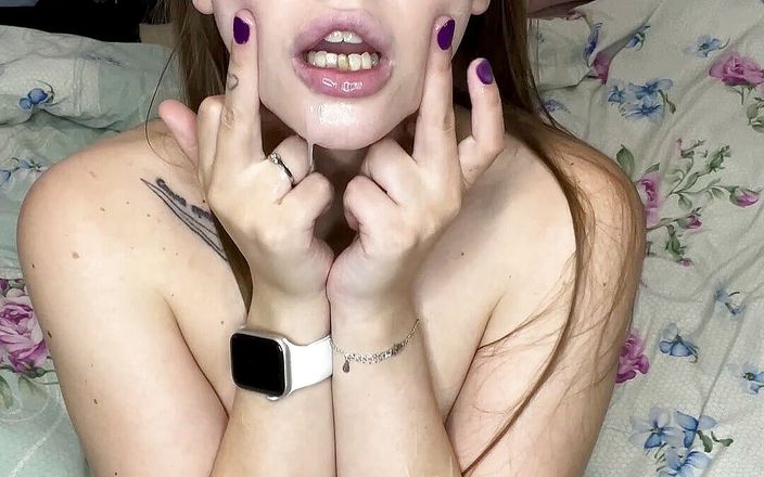 Katy Milligan: Mostrando el dedo central durante la masturbación