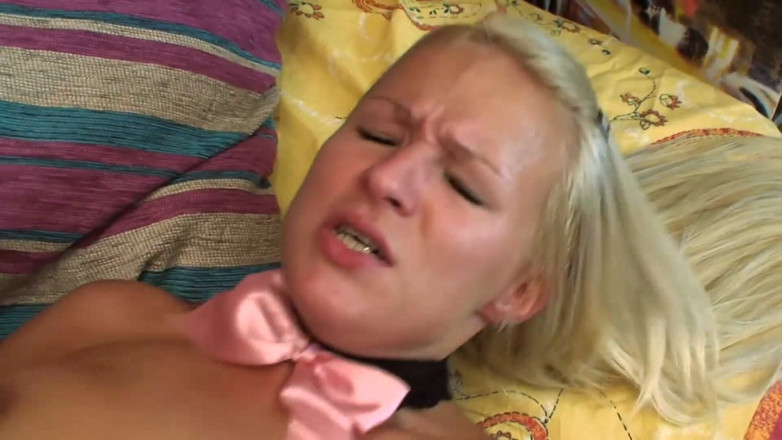 Erotic Pleasure: Si jalang blonde berseronok dengan zakar tebal