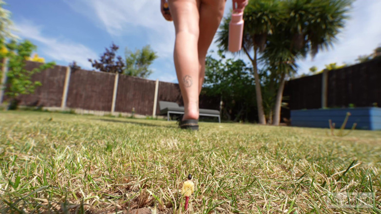 Sasha Curves: Giantess Goes Sunbathing