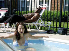 Sara Swirls Interracial Cuckold Erotica: Velké černé péro u bazénu