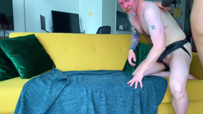 The Top Next Door: Uppfödning av denna heta styvfar på soffan