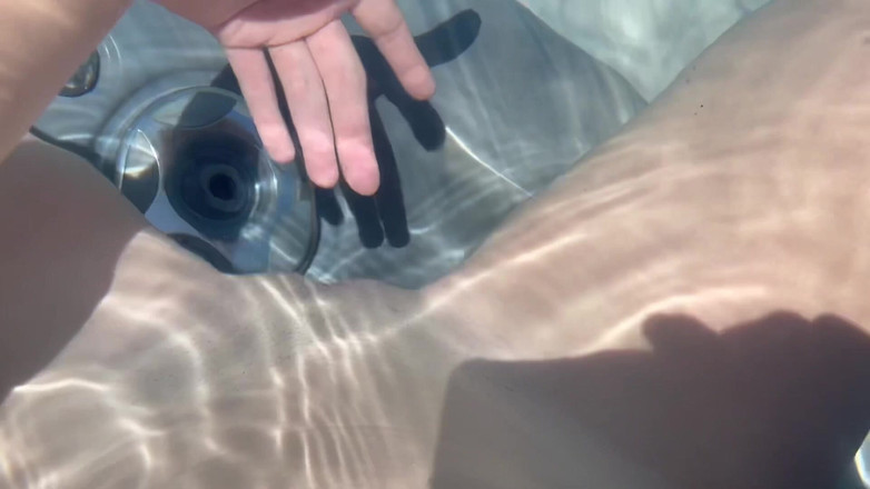 Artemisia Love: イタリアの巨乳ヨモギはセクシーなPOVマンコをジャグジーで愛し、興奮して濡れています