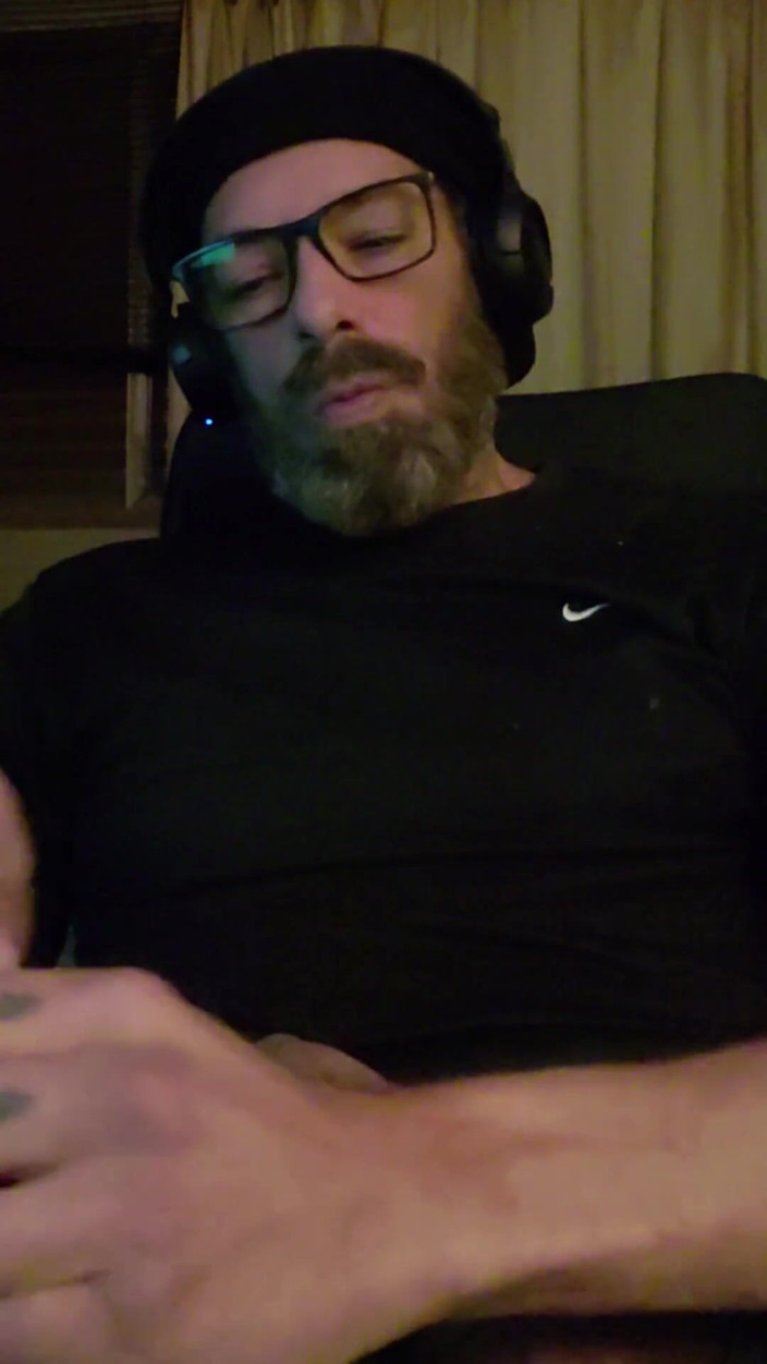 BBIG: Брня курит и кончает на рубашку!