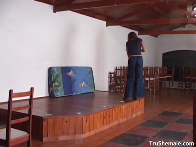 Tru Shemale: Roztomilá submisivní TS Busser Carolina dostane po zavírací době překvapení...