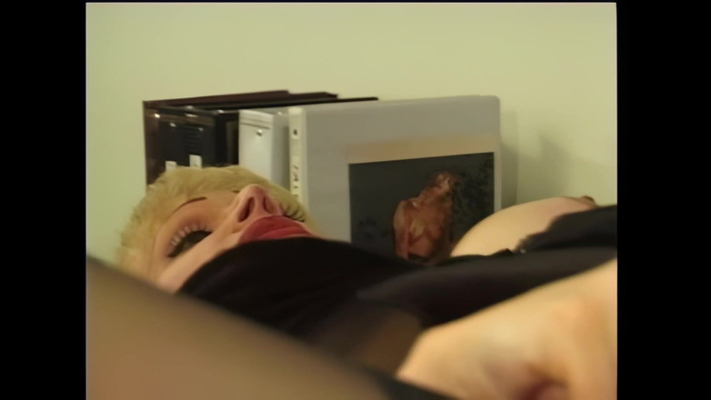 Shemale Vintage MegaStore: Nenasytná trans děvka prosí o celé sperma