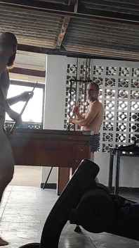 Camera filmt hetero's die biljart spelen en naakt zijn