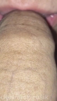 콘돔 없이 거친 자지와 입에 삽입, 질 안의 무자비한 사정
