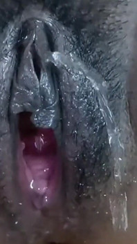 Mio marito ha spruzzato l'acqua sulla mia figa con una melanzana