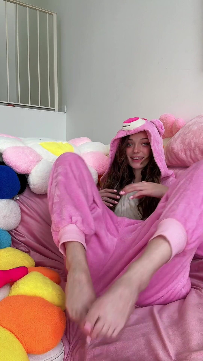 Shrooms Q: Cutie Daisy Love si scopa la figa con il suo...