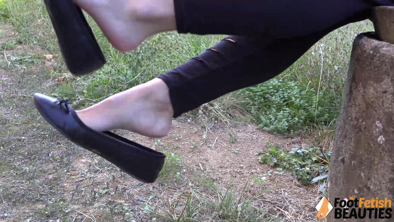 Foot Fetish HD: Sexy kotě Dollyc předvádí své nohy na kamenné studně