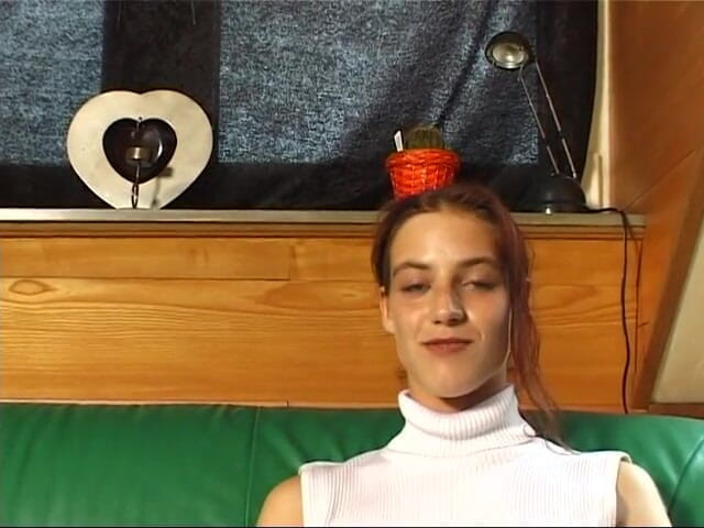 POV Orgasms: Rödhårig tonåring fingrade innan hon suger kuk i pov -action