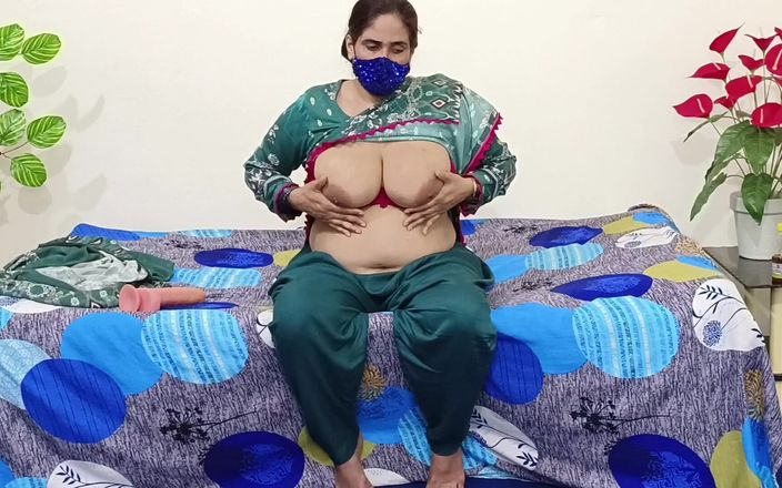 RajuIndianPorn: Tía india tetona dedeándose coño y orgasmo por consolador