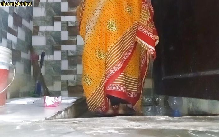 Bengali aunty ki chut: Бенгальская бхабхи переодевается в платье