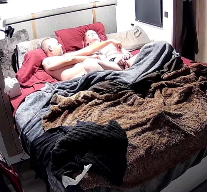 KittieNoOne: Я використав його, щоб зняти мене і знову отримати його гаряче навантаження всередині мене