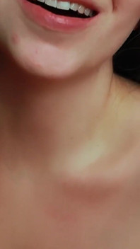 Büyük orta yaşlı seksi kadının göğüsleri ve yerde mastürbasyon