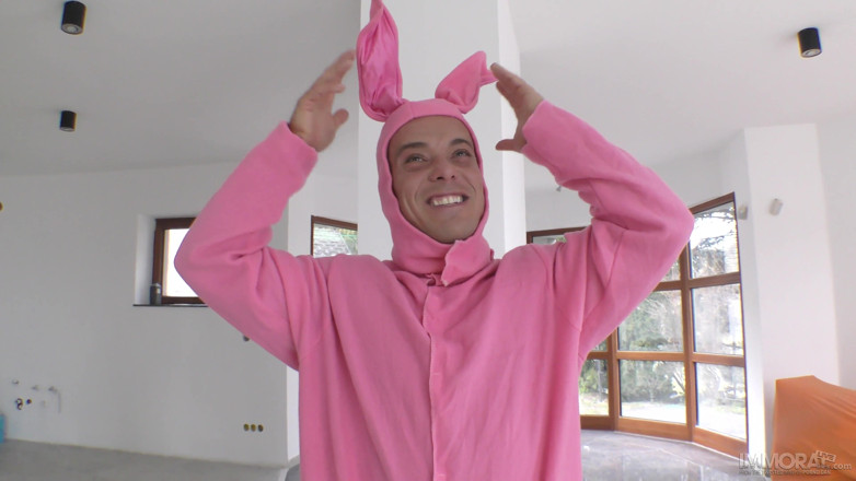 Immoral Live: El conejito de Pascua toma la virginidad anal de Emily...