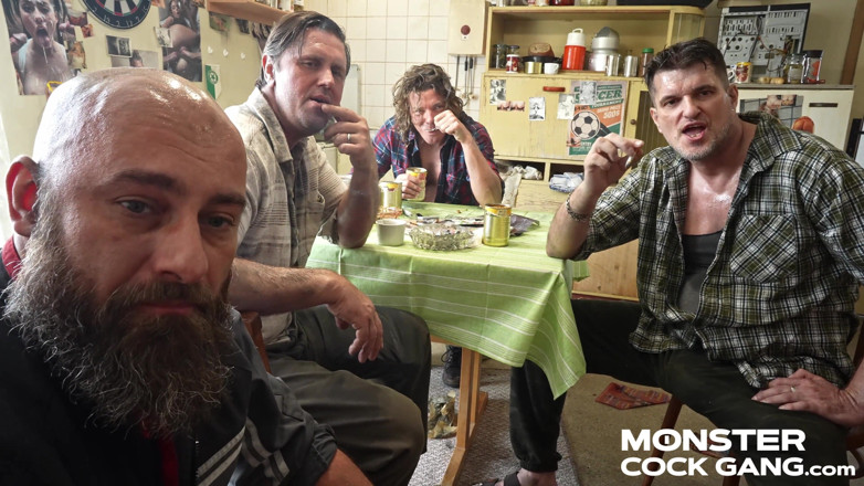 MonsterCockGang: Gangbang zakar raksasa 5.1: zakar raksasa sebagai melegakan tekanan