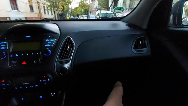 Step Mommy: Madrasta seduz seu enteado no carro com suas pernas sensuais