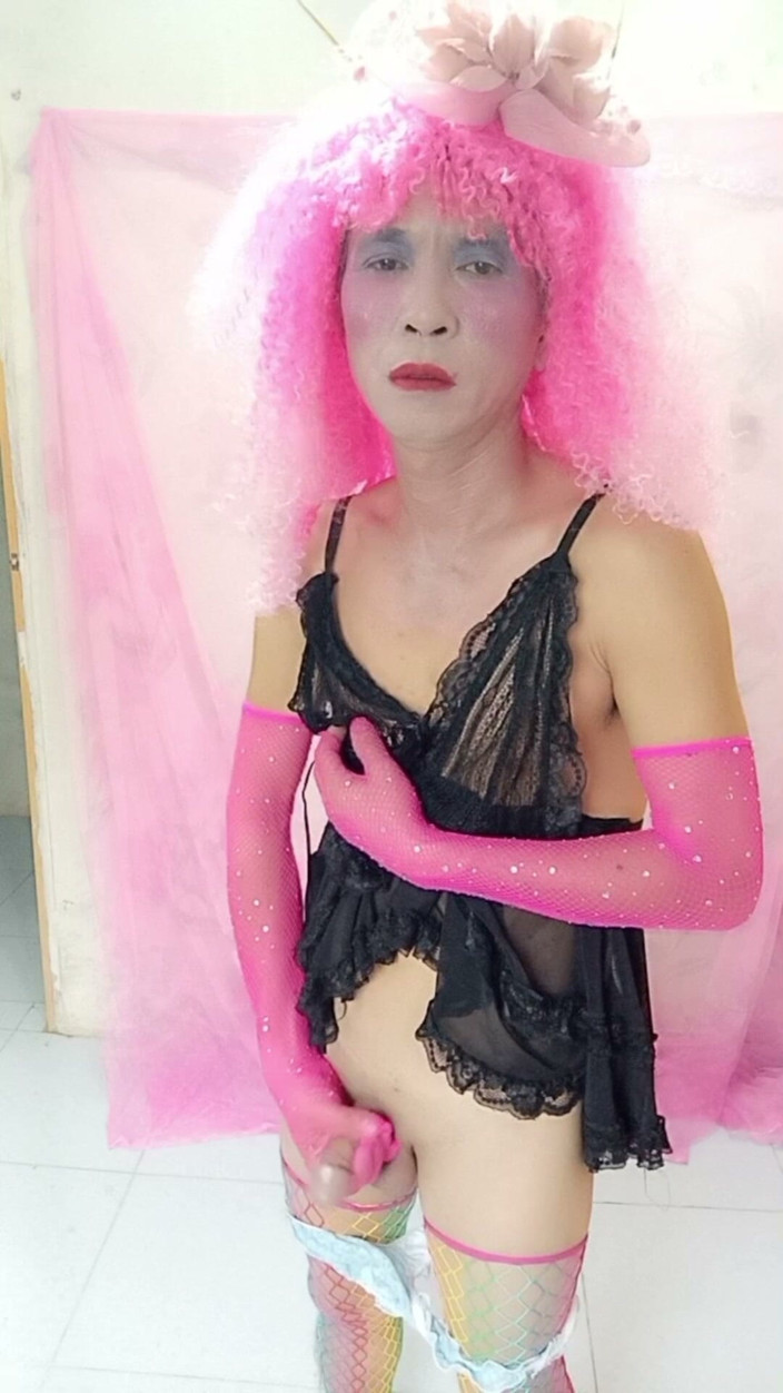 nguyen dang thien tri: Oanh Le Transgender memakai pakaian seksi menikam zakarnya