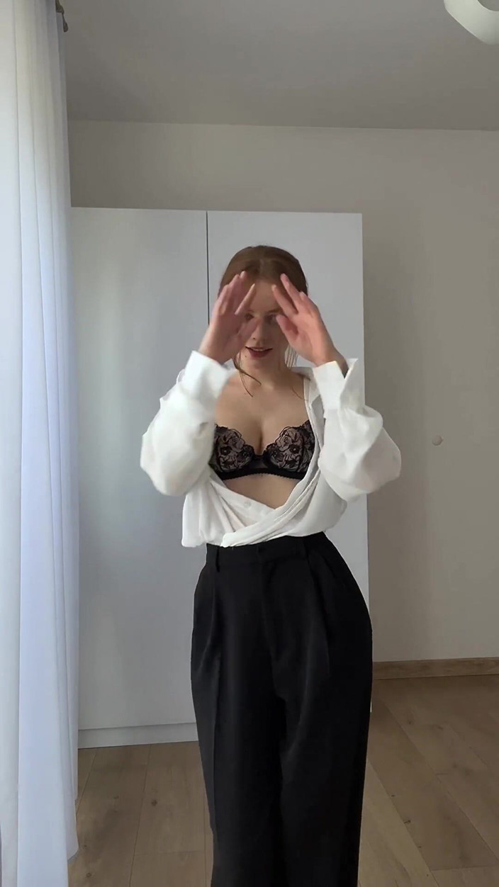LadyInBad: Sexy MILF sekretářka tančí pomalý striptýz, Ukazuje chlupatou kundičku a...