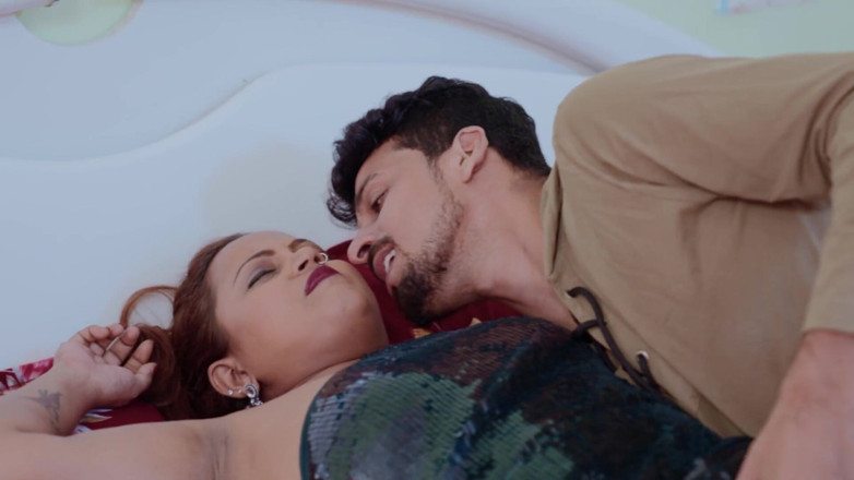 Aaka: हॉट देसी भारतीय जोड़े ने अपनी एक गर्लफ्रेंड से मिलने के बाद हॉट सेक्स किया