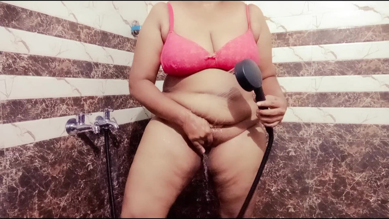 Your Arya: Min desi styvmamma tar dusch i badrummet och jag tittar...