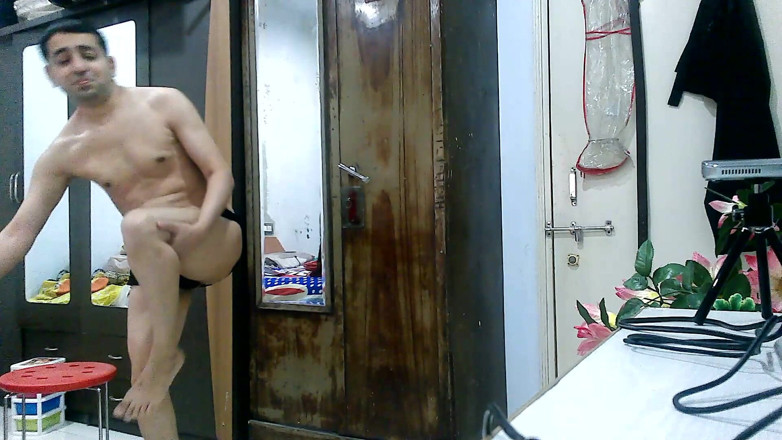 Cute & Nude Crossdresser: Banci panas crossdresser femboy Sweet Lollipop mengajar Yoga dalam pakaian...