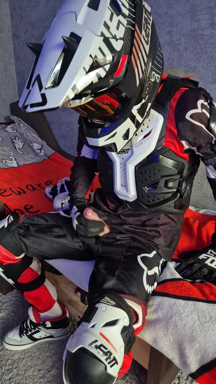 Sneakersmax98: En upphetsad kille i motorcykelutrustning knullar sina sneakers