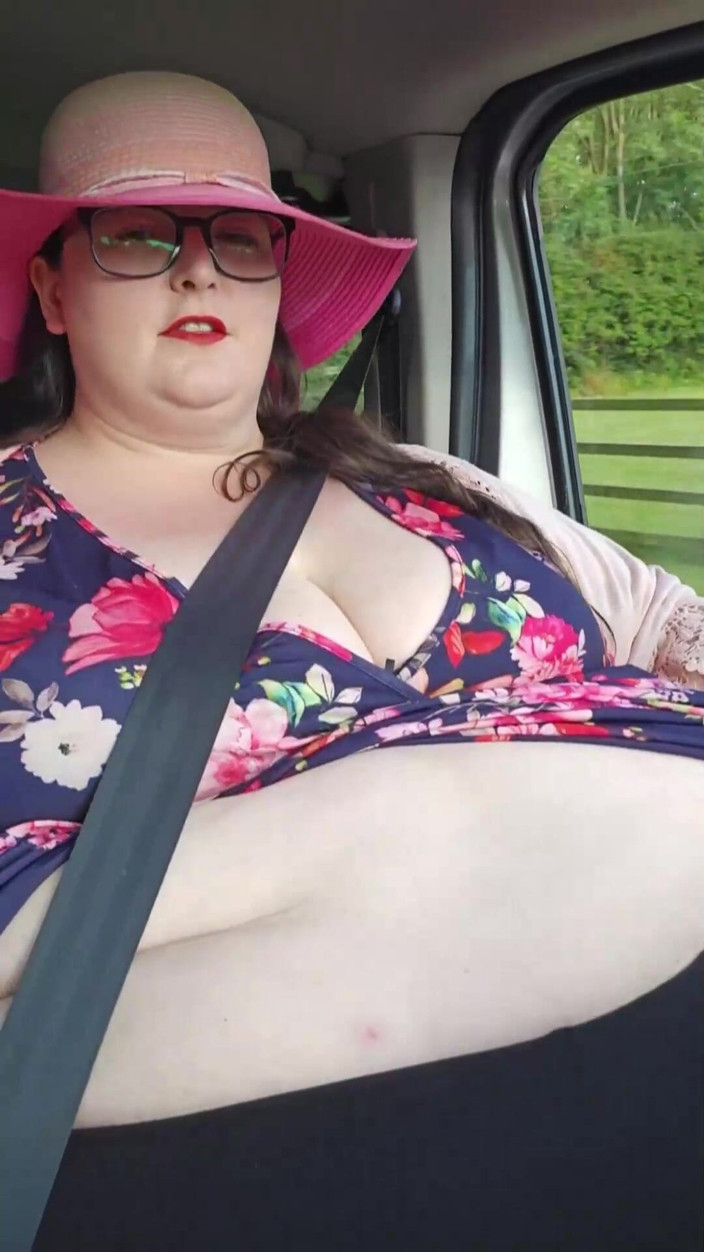 SSBBWLadyBrads: SSBBW im autobauchspiel