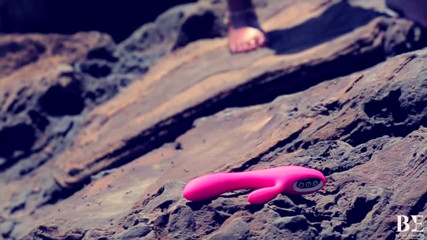 Blush erotica: Reiben auf den felsen für einen sex mit sextoy
