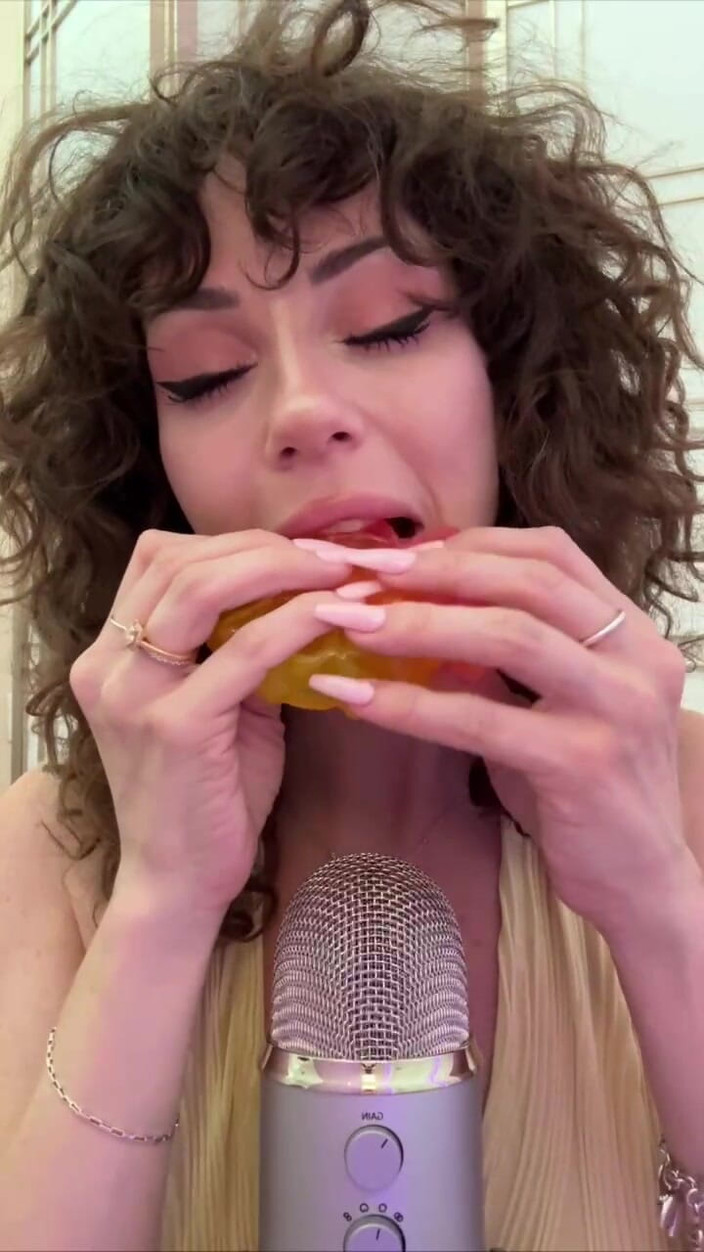 SavvyStar: Makan wafel dan mengisap asmr