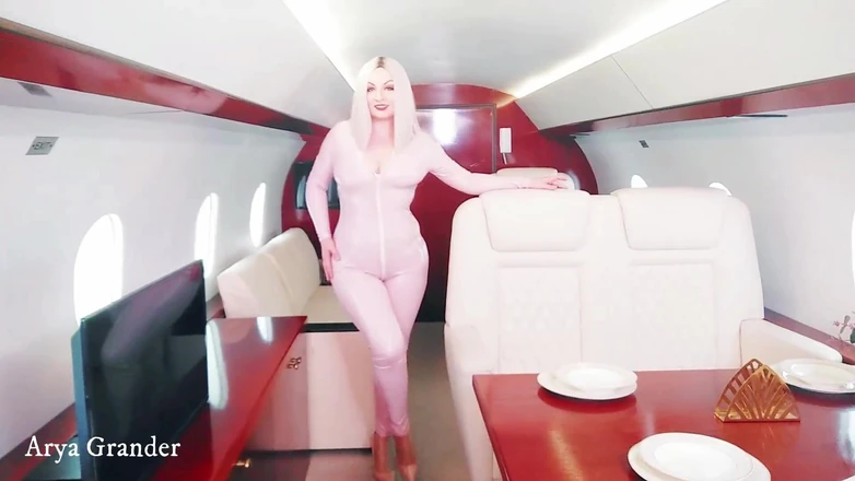 Arya Grander: Süße kurvige MILF in rosa pvc engem catsuit hat spaß,...