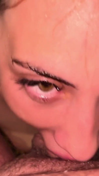Amatérský pov deepthroat - nedbalý facefuck s roubíkem
