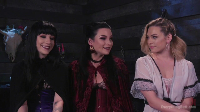 Everything Butt by Kink: Vampiros anales lesbianas: estamos aquí para chuparte el trasero