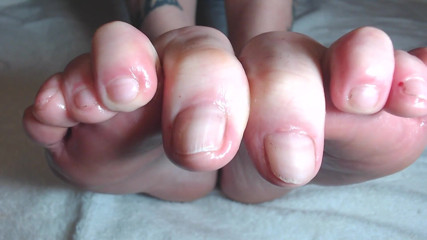 Abby Anna: Todas las suelas de los pies descalzos. Compilación de 2 chicas