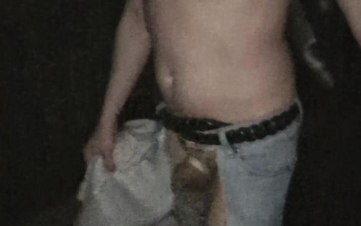 kinkygaynudist: Odvážná procházka v tangách!