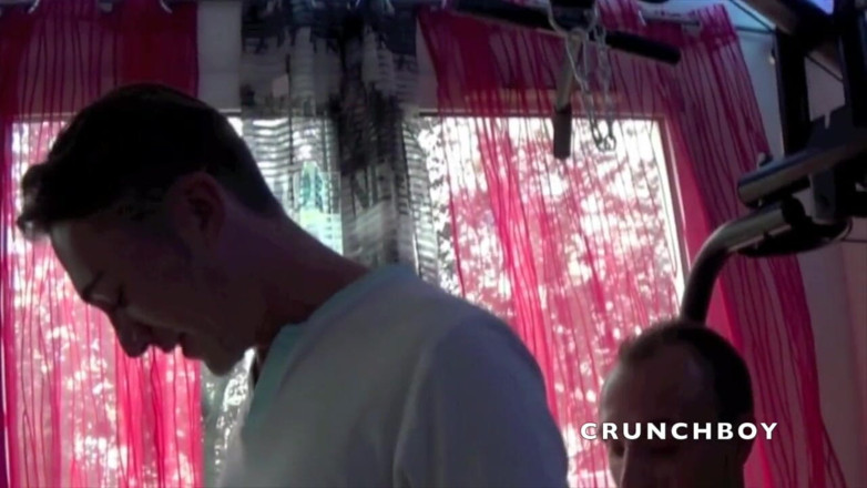 Crunch Boy: Francuski bliźniak kused w jockstrap przez prostego chłopca ciekawskiego