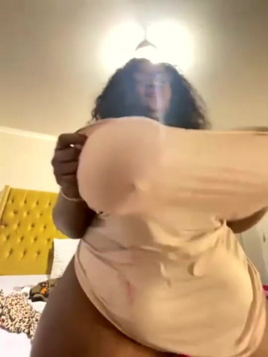 Legendary Booty Overdose: Grandota milf gimiendo y jugando con las tetas