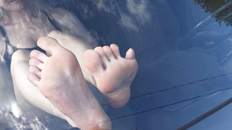 FoxyAndZaz: Pokazywanie moich stóp w samochodzie