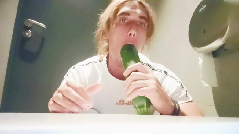 Culopeke: Ung gay på sin femte dag på gymmet öppnar sin röv...