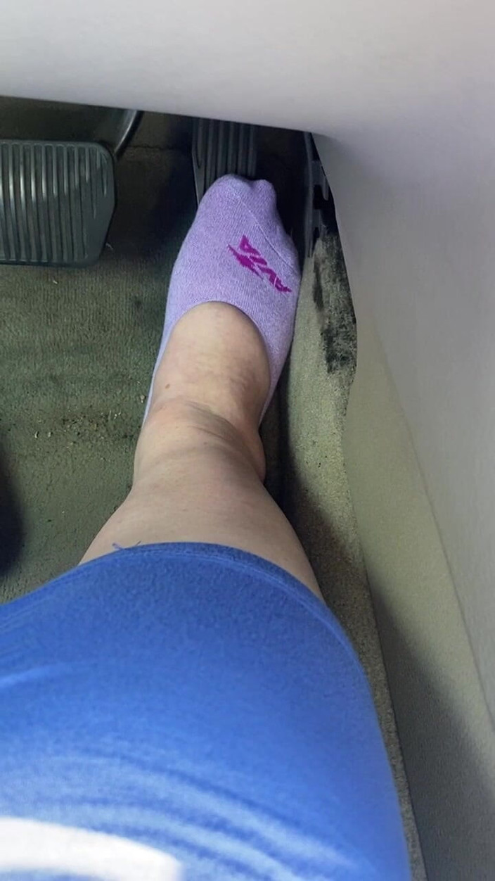 BellaBlast: पर्पल मोज़े में पैडल पंपिंग