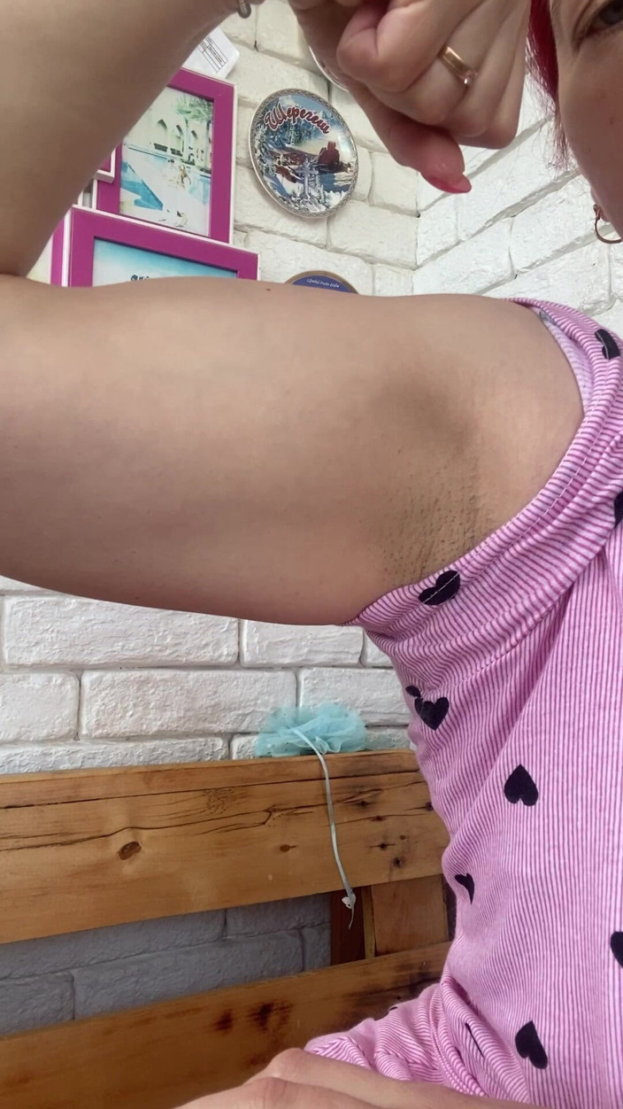 Hairy couple: Primer plano de mis músculos duros y fuertes y pecho:...