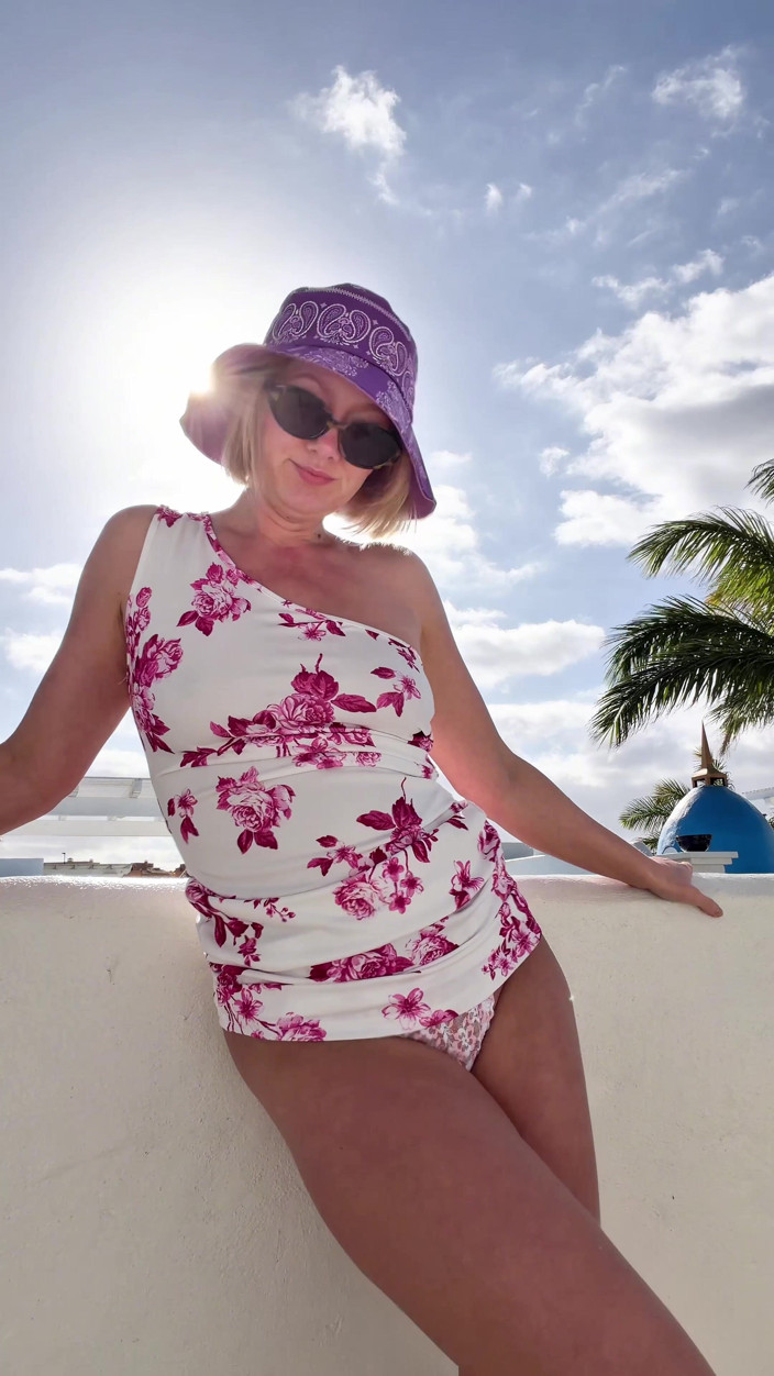 Emma Voyeur: Chcaní Ve Stoje Mojí Krajkou Tanga Na Střeše