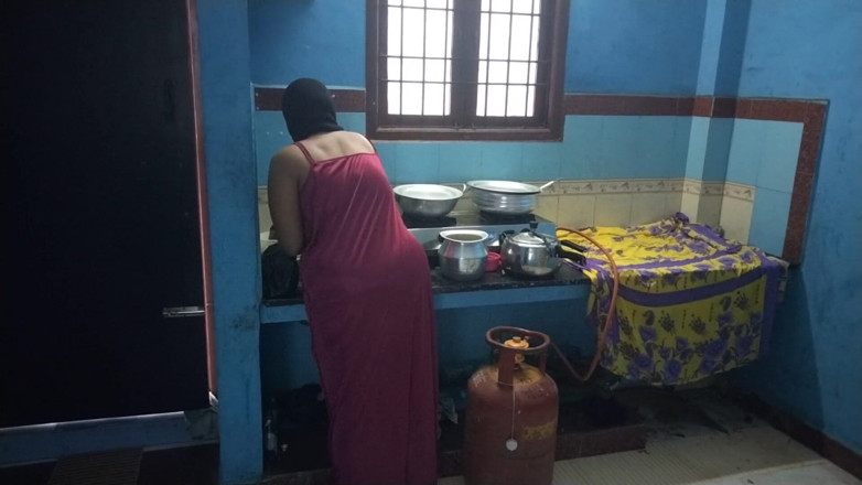 Tamil lesbian: Hete seks in de keuken